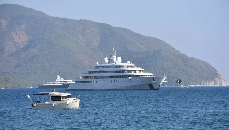 Lüks Süper Yat ‘Golden Odyssey’ Marmaris’te Akaryakıt İkmali Yapıyor