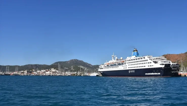 Marmaris Limanı’na Gemilerin Akını