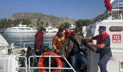 Marmaris Açıklarında 2 Göçmen Kaçakçısı ve 16 Düzensiz Göçmen Yakalandı